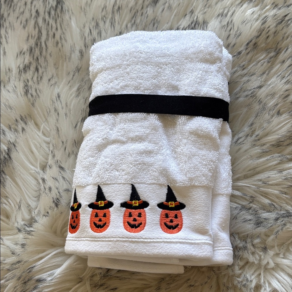 NWT Halloween Pumpkin Set of 2 Hand Towels - Picture 2 of 3